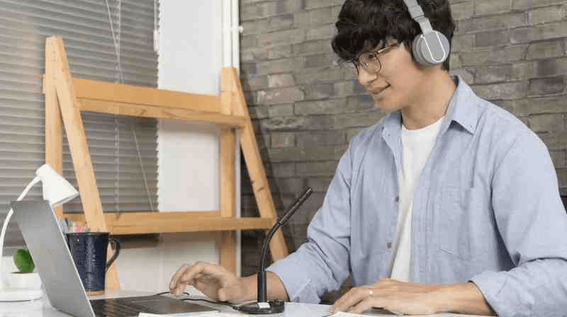 student studying on laptop using Osmosis USMLE Prep platform.